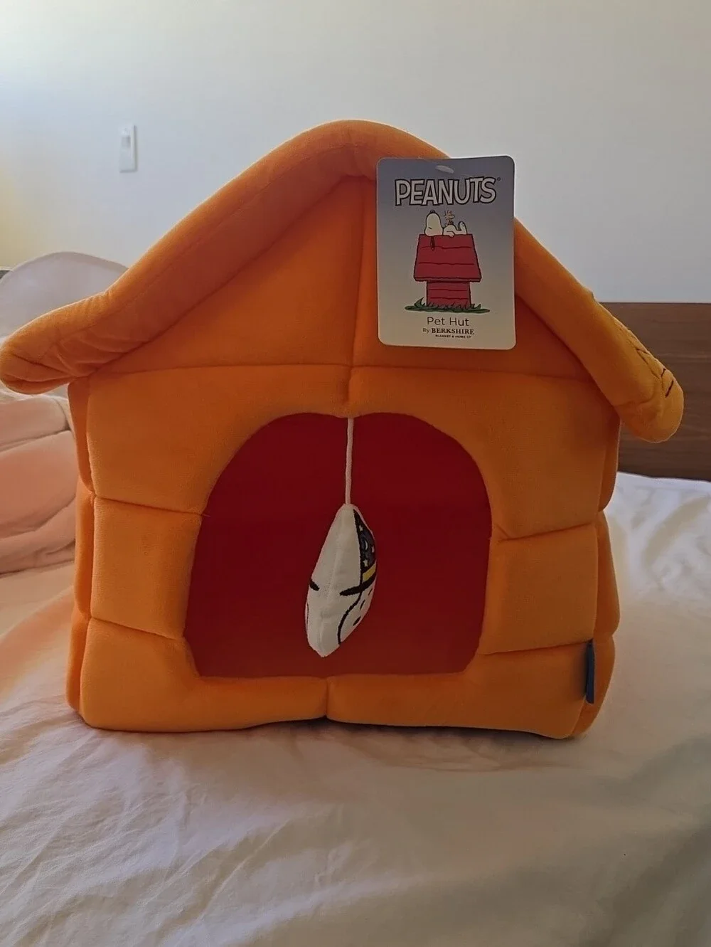 Peanuts NWT Halloween Orange Plush Pet Hut With Hanging Toy